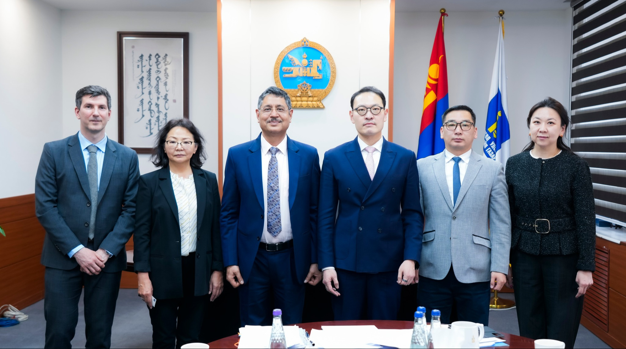 ЭРҮҮЛ МЭНДИЙН САЙД Э.БАТШУГАР АЗИЙН ХӨГЖЛИЙН БАНКНЫ МОНГОЛ УЛС ДАХЬ СУУРИН ТӨЛӨӨЛӨГЧИЙН ҮҮРЭГ ГҮЙЦЭТГЭГЧ ЧАНДРА МОХАН АВРОРАГ ХҮЛЭЭН АВЧ УУЛЗЛАА